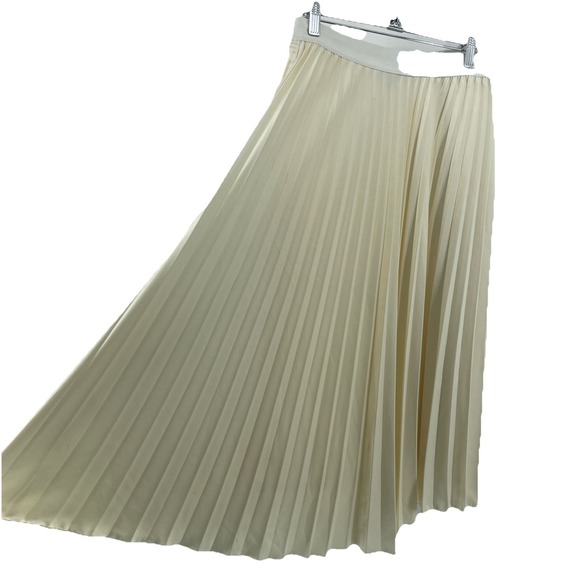 WD.NY Dresses & Skirts - WDNY Pleated Circle Skirt Women's Medium Ivory Satin Holiday Christmas New Years